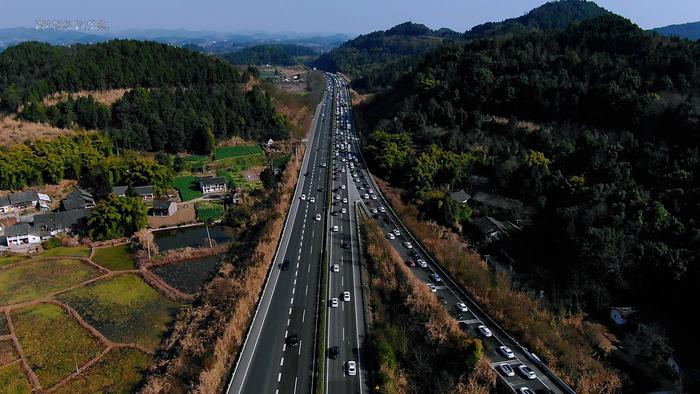 一季度，成都航空枢纽客货吞吐量同比双双大涨三成丨关注2024四川一季报·透过消费看信心