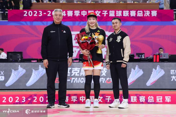 🥳四川女篮夺冠图集！FMVP李梦对粉丝比心 坎贝奇与母亲合影