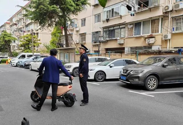 飞线充电、毁绿种菜、占用车位、堆放杂物……TA们集中整治居民区里的“烦心事”