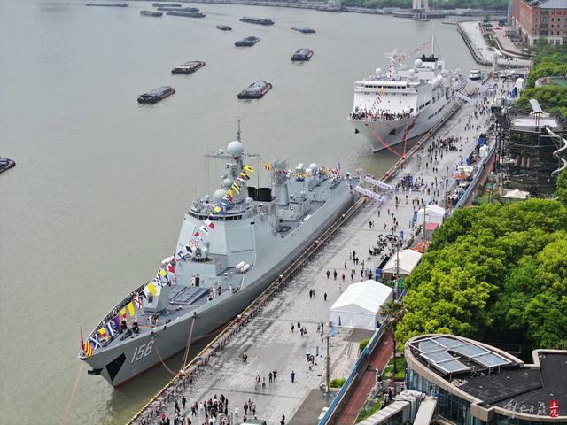人民海军成立75周年：导弹驱逐舰淄博舰、和平方舟号医院船对市民开放
