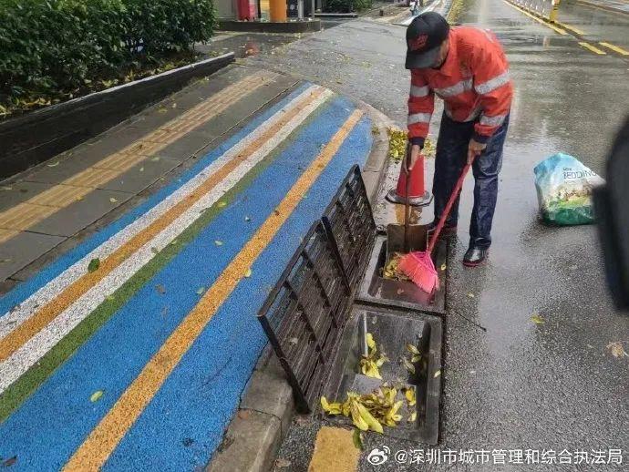 深圳暴雨天，“一位香港人把我送到了地铁口”