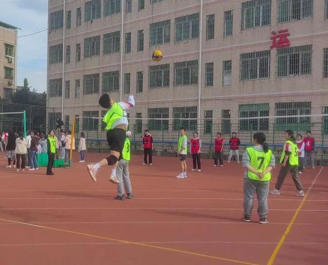 三台县芦溪中学2022级开展2024年春季学期排球比赛