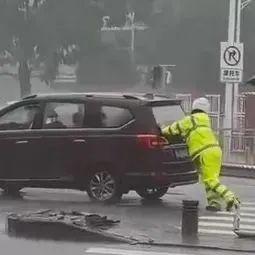 深圳暴雨天，“一位香港人把我送到了地铁口”