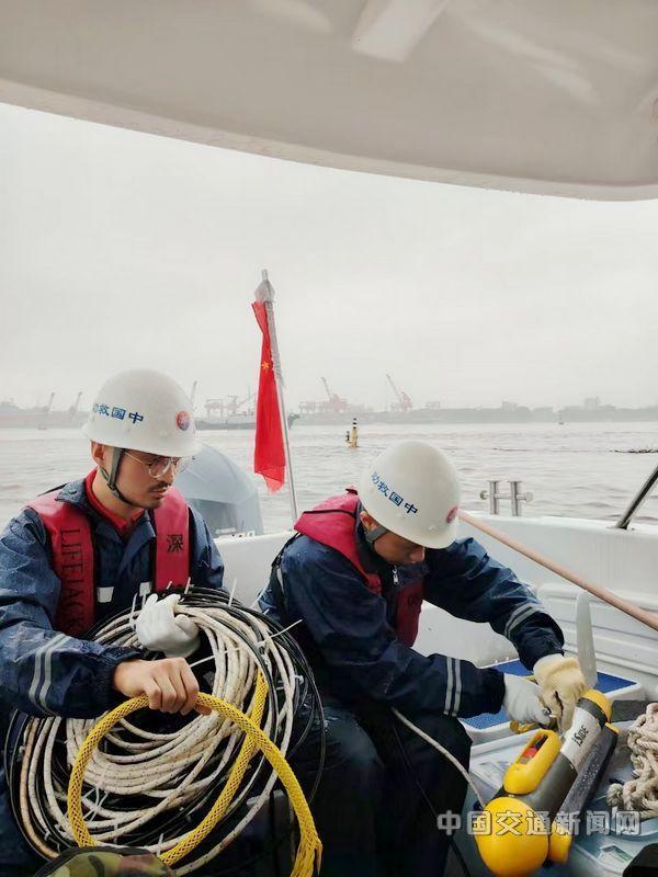 南海救助局抵九江大桥水域执行救助任务