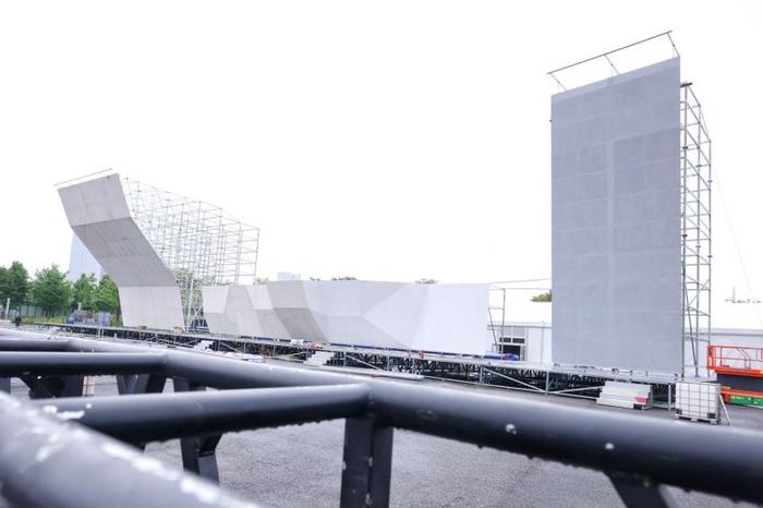 申城奥运会资格赛场地建设已完成四分之三 正在安装看台座椅