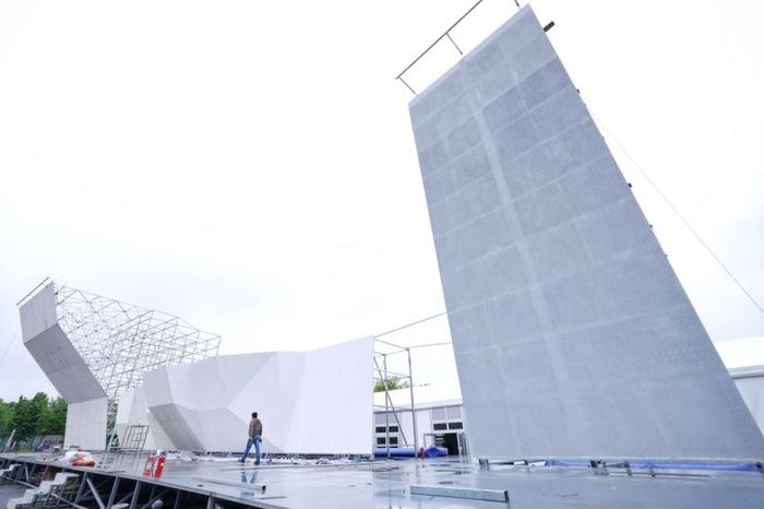 申城奥运会资格赛场地建设已完成四分之三 正在安装看台座椅
