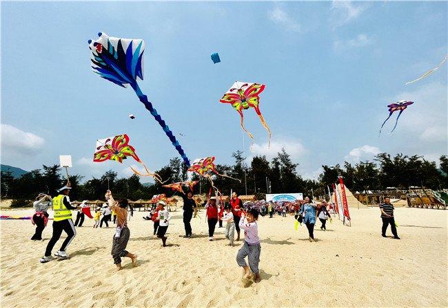 五一假期，奔赴星海之约，一起到西涌沙滩追风“筝”趣