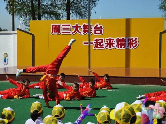 操场就是舞台！松江这所学校号召师生、家长、后勤人员同台表演