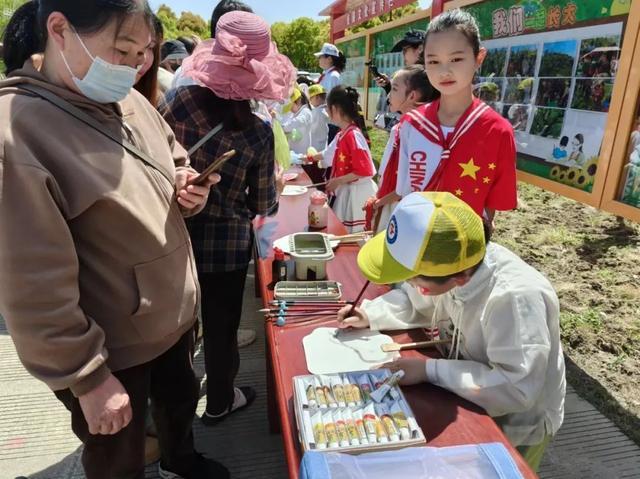 操场就是舞台！松江这所学校号召师生、家长、后勤人员同台表演