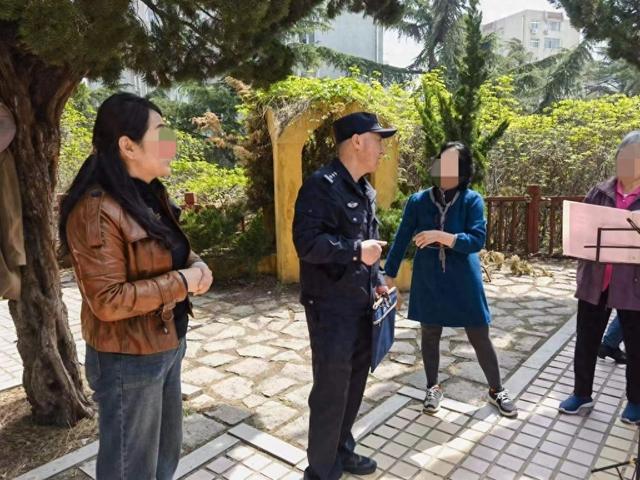 大妈合唱团“飞歌”扰民 看民警如何调解