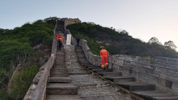 2名女游客闯入长城景区未开放区域后被困，北京延庆消防紧急救援