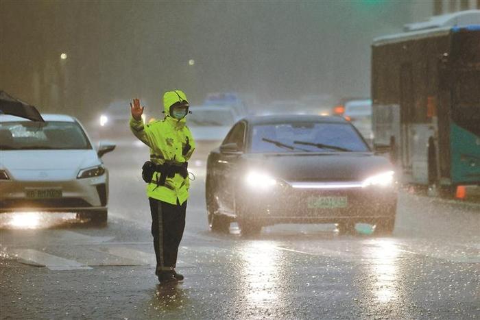 全市水库水情平稳 22处积水均已消退 深圳发布今年首个暴雨红色预警信号，市三防办提醒市民防范次生灾害