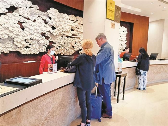 深圳酒店服务尽显“国际范” 外籍游客刷卡消费更方便，“小语种”不愁没翻译