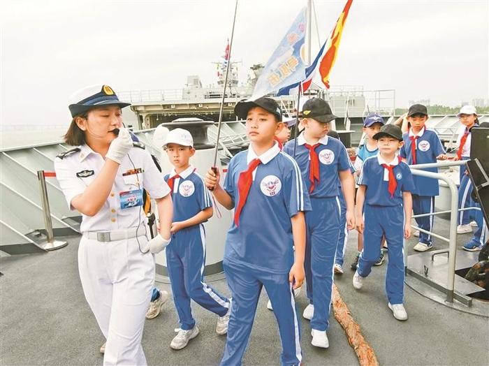 百名深圳学子海军节走进湛江军港 爱我强大海军 百闻不如见一“舰”