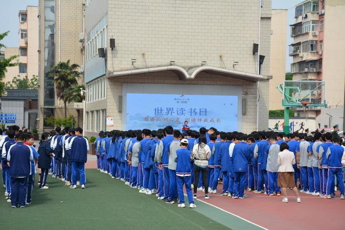 书香沁润心灵 阅读伴我成长——郑州市第四十二中学举行世界读书日主题升旗仪式