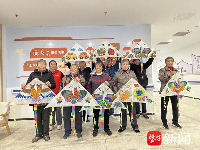 让老人体验一把手工涂色的快乐！苏州市相城区望亭镇果园社区为老人们开展了一场风筝彩绘活动