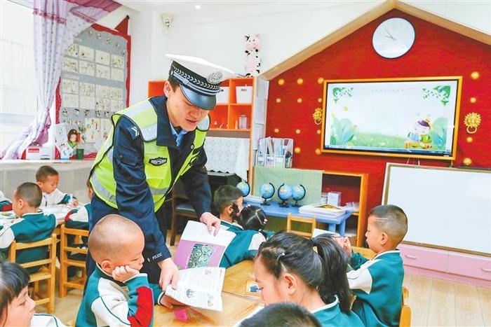 平凉崆峒：民警走进辖区幼儿园为小朋友宣讲道路交通安全知识