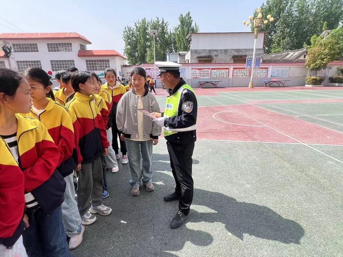 警察叔叔进校园，安全教育记心上——南召县崔庄乡中心小学法制进校园活动