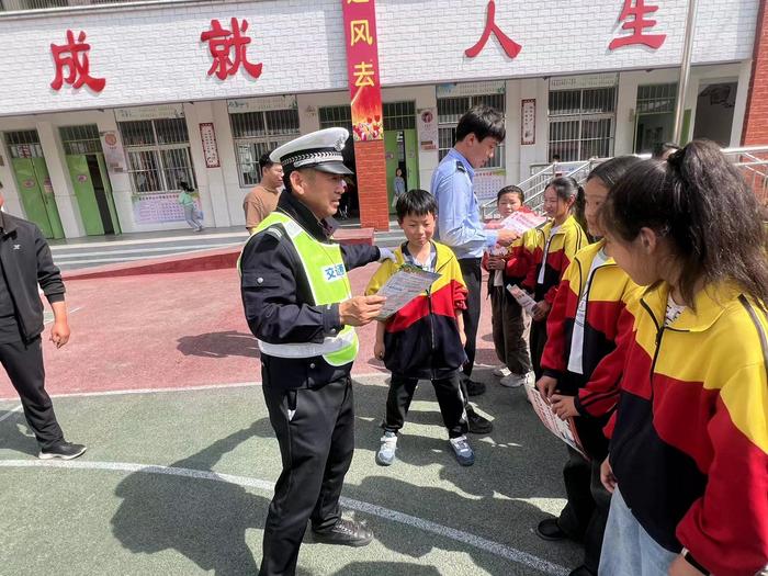 警察叔叔进校园，安全教育记心上——南召县崔庄乡中心小学法制进校园活动