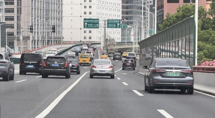 实地探访：高架道路上的长实线是分流，还是添堵？