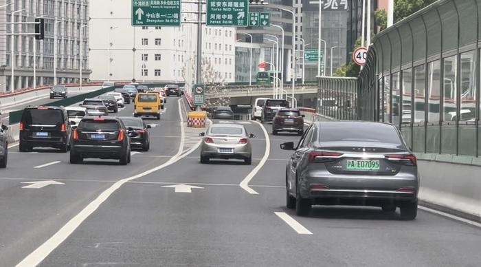 实地探访：高架道路上的长实线是分流，还是添堵？