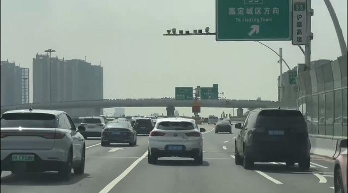 实地探访：高架道路上的长实线是分流，还是添堵？