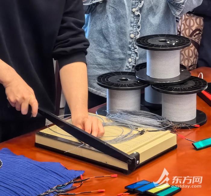 一件衣服就能为手机充电！《自然》发表复旦大学彭慧胜团队纤维锂离子电池研究成果