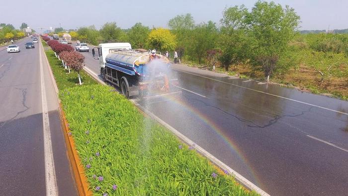 养护人员对邯大公路绿化带进行喷淋浇灌