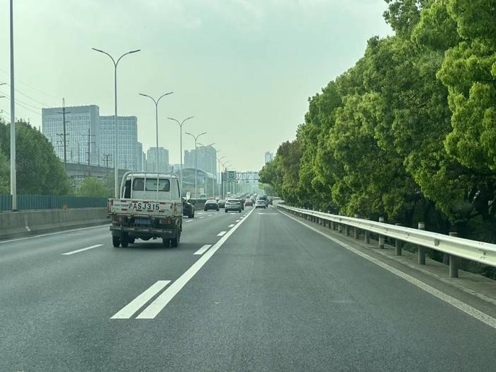 实地探访：高架道路上的长实线是分流，还是添堵？