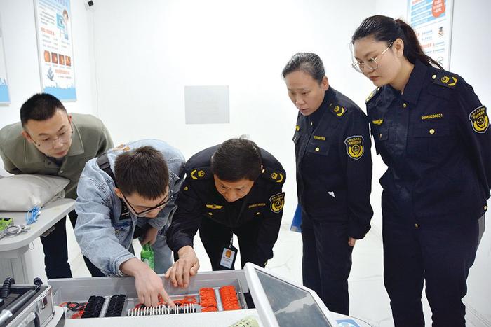 重庆市涪陵区市场监管局联合技术机构集中开展眼镜制配场所计量器具专项执法行动
