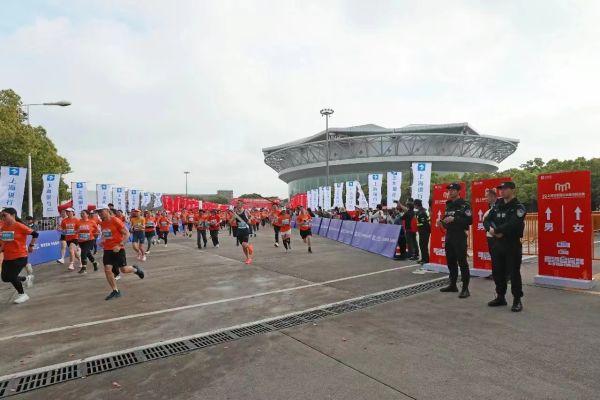 马桥半马开跑！上海闵行公安为赛事全程保驾护航