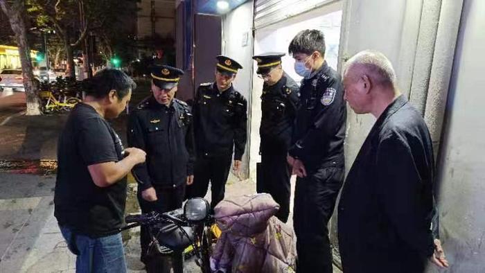 石泉市场监管所联合派出所对辖区电动自行车经营主体进行错时突击检查