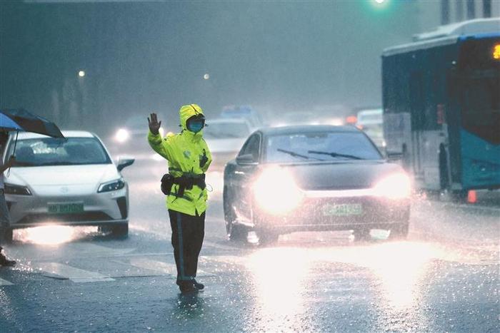 没带伞怎么办？有“小红伞” 深圳地铁雨伞外借服务太贴心了