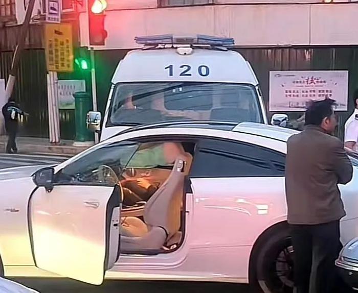上海一120救护车撞上奔驰轿车，两车均受损，有人送医检查