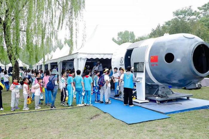 2024中关村论坛年会丨户外科普活动在海淀公园启动 VR体验区人气最高