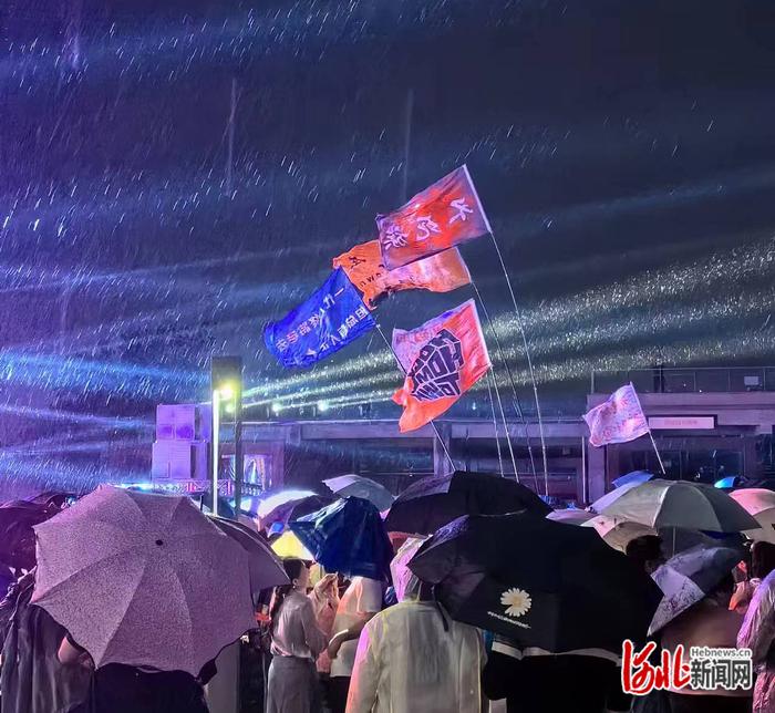 纵览原创 | 浇不灭的摇滚激情！2024石家庄摇滚音乐季大雨闪电中开唱