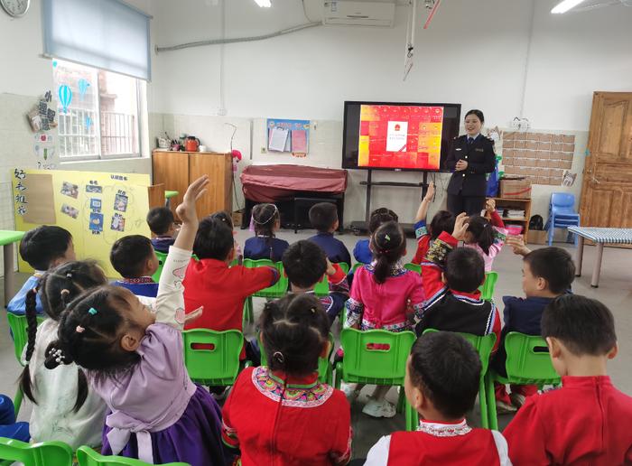 广西融安县市场监督管理局开展“与法相伴 护你成长”主题宣讲教育活动