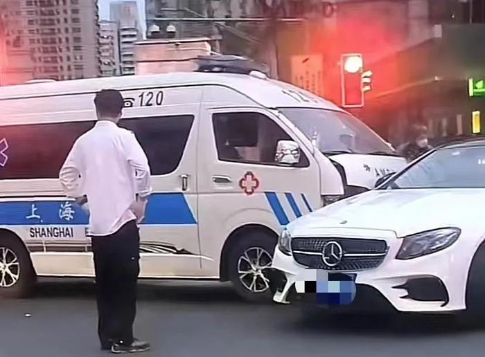 上海一120救护车撞上奔驰轿车，两车均受损，有人送医检查