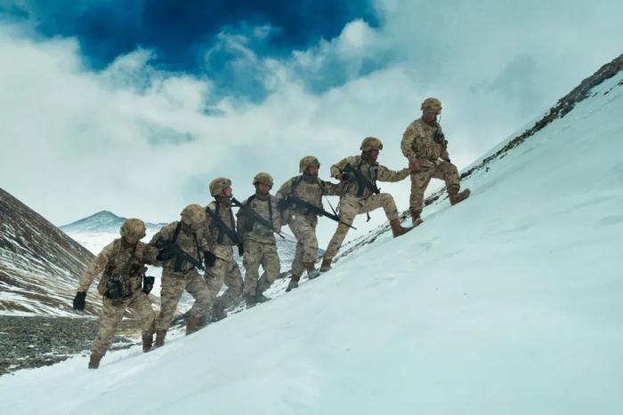 顶风雪、攀陡坡、历生死，一起来看官兵们的巡逻体验……