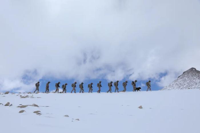 顶风雪、攀陡坡、历生死，一起来看官兵们的巡逻体验……