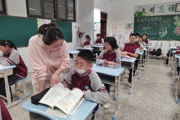 师恩如泉，滋养灵魂。师爱无垠，心瓣芬芳——郑州市二七区嵩山路学校优秀教师张红杰