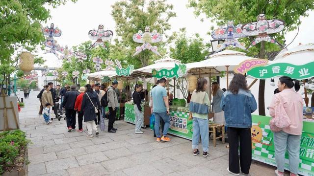 “青浦好物，红领带路”集市在蟠龙天地火热开市