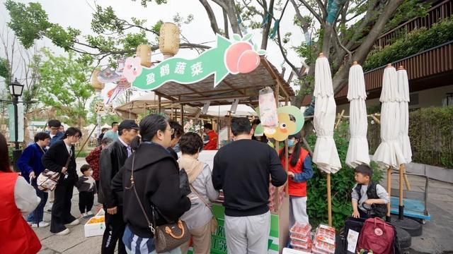 “青浦好物，红领带路”集市在蟠龙天地火热开市