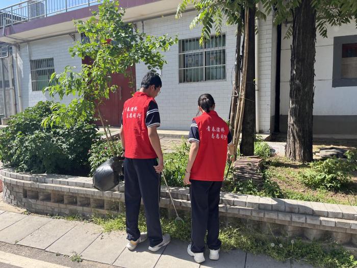 西安思源中学志愿者前往杜陵村进行环境卫生整治志愿服务活动