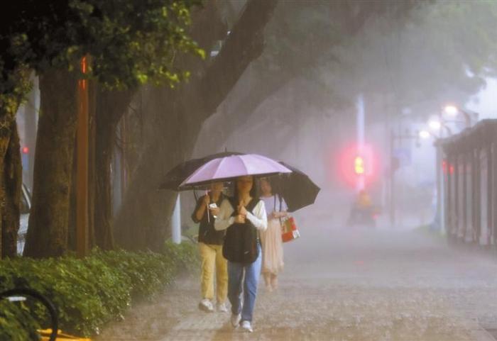 太能下了！三天两次暴雨红色预警 预计深圳未来五天仍多暴雨和强对流天气