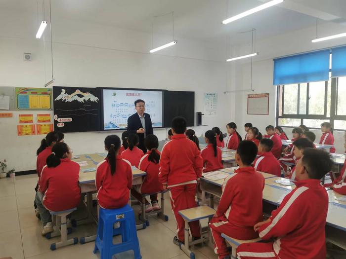 灞桥区思政课研究指导中心送教活动在新建小学举行