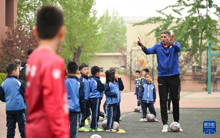 扎根绿茵青训的“孩子王”外教