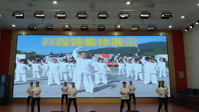 劳动展风采 运动新师训 ——镇平县教师进修学校举办 “庆五一”趣味运动会