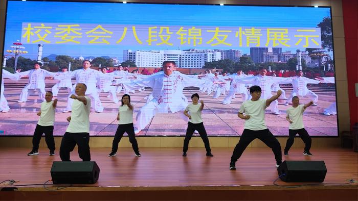 劳动展风采 运动新师训 ——镇平县教师进修学校举办 “庆五一”趣味运动会