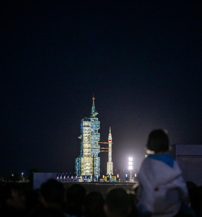 我们一起仰望星空！“神十八”出征，“红领巾”现场见证！